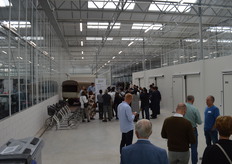 Rechts zijn een aantal koelcellen ze te zien. Deze zijn zo gebouwd dat mocht er ooit brand uit breken, de inhoud ervan gespaard zal blijven.